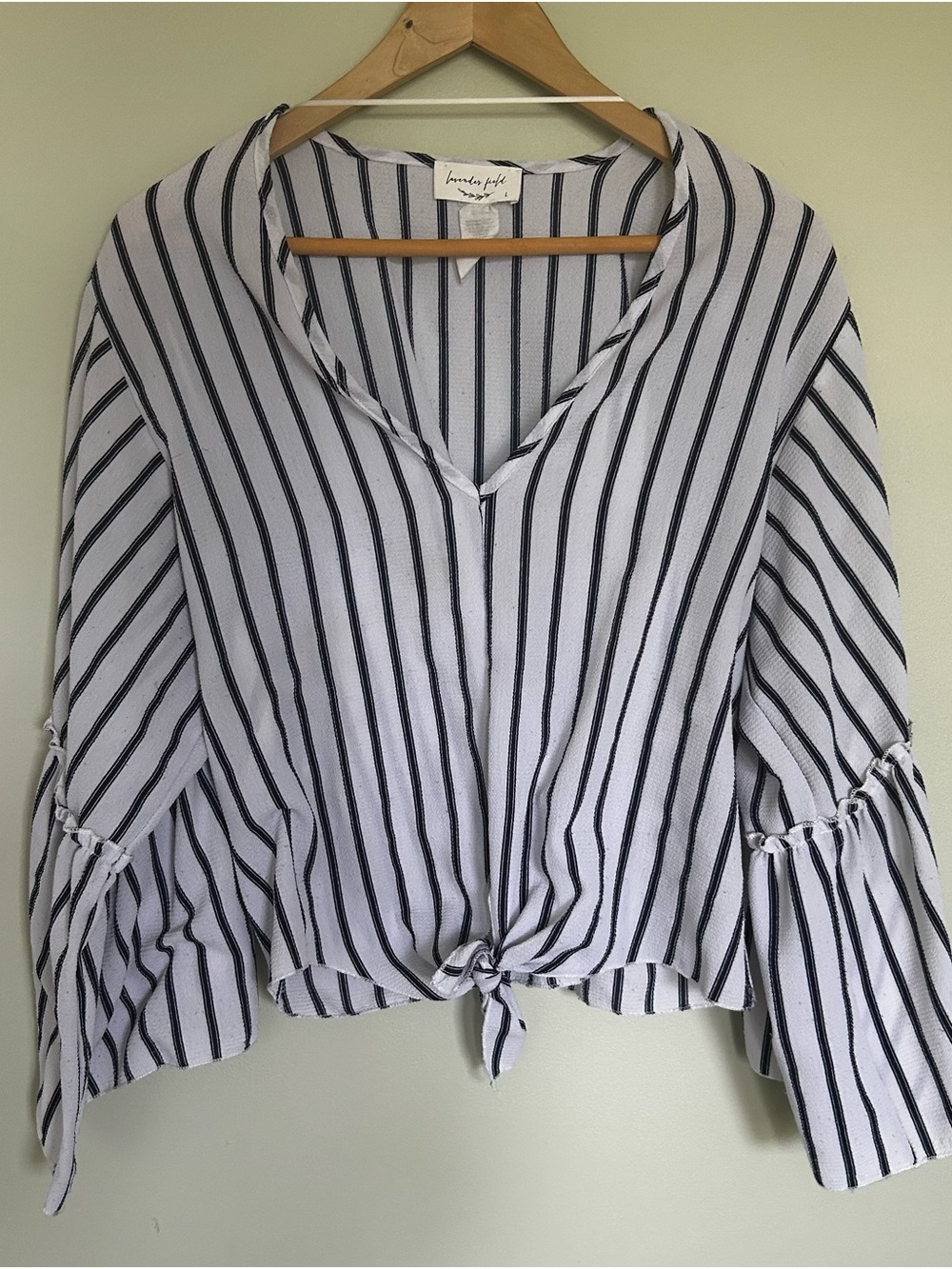 Lavender Field White & Navy Blue Vertical Stripes Top Size Large